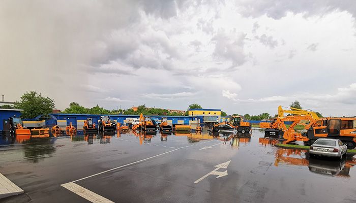 Площадка с выставленной техникой Амкодор