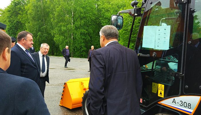 Участники семинара смотрят погрузчик АМКОДОР 308