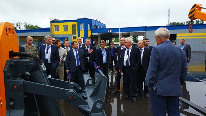 Топ-менеджеры дорожных предприятий Республики Беларусь смотрят технику Амкодор